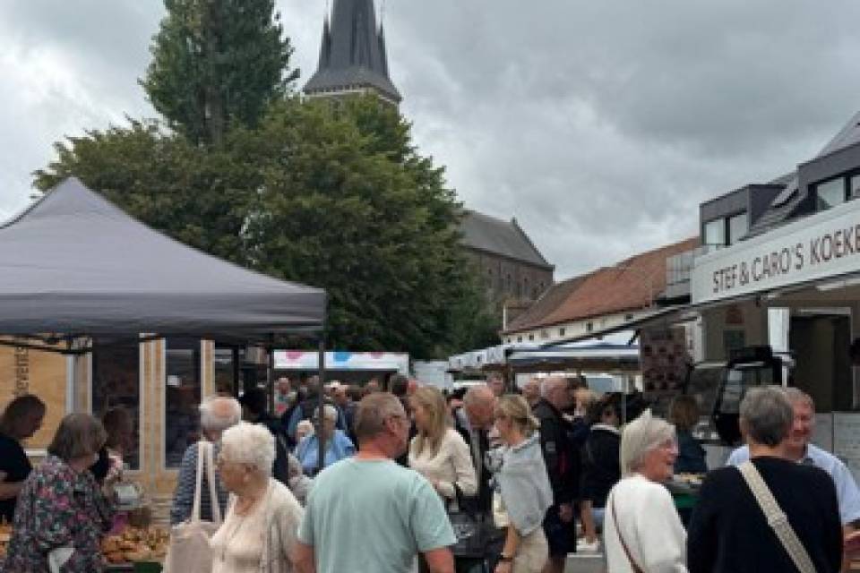 Wekelijkse markt in Moen